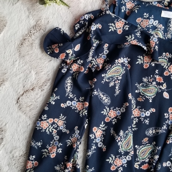✨️CL Lush Navy Blue Ruffle Cold Shoulder Floral Top Size M - Picture 2 of 8